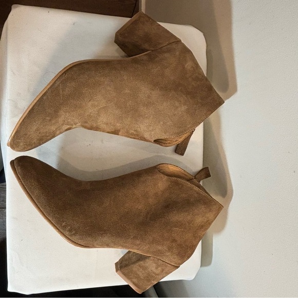 BUENO Sz 40 Suede Booties Stacked Heels Almond Toe Asymmetrical NEW W/ TAG - Picture 7 of 10